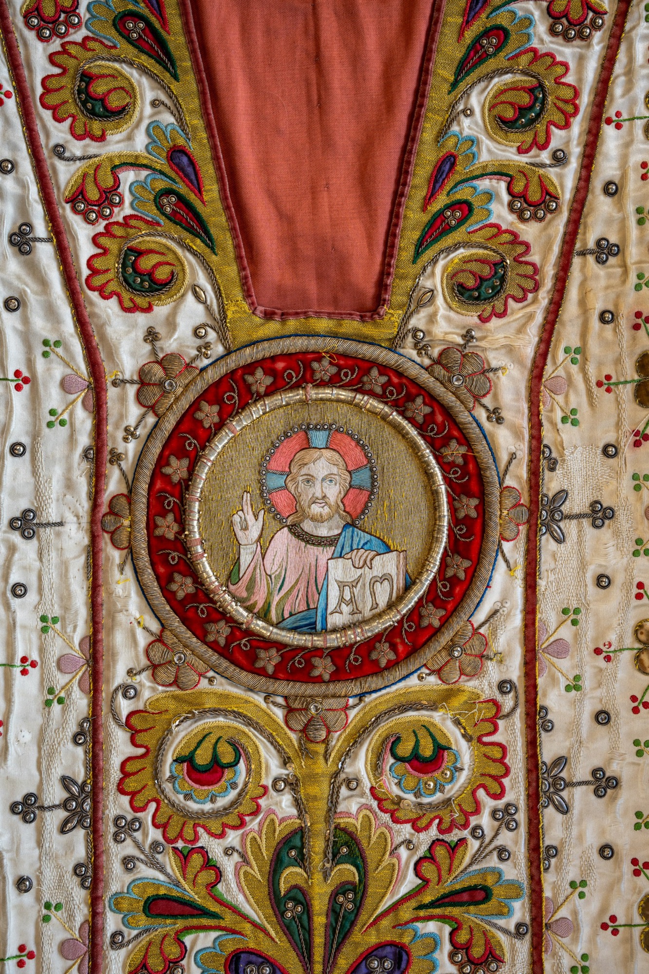 Ornement liturgique brodé de fils d'or et de soie
